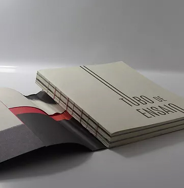Livro com costura aparente