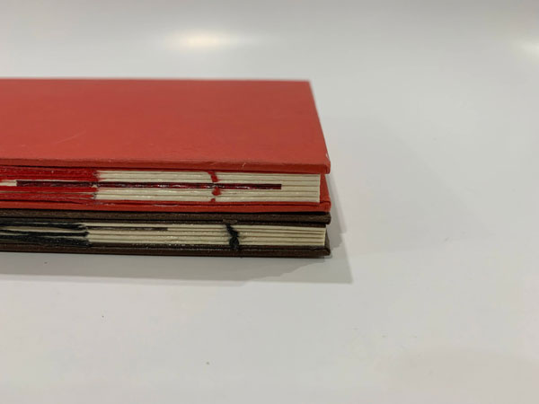 Costura Aparente + Capa Dura