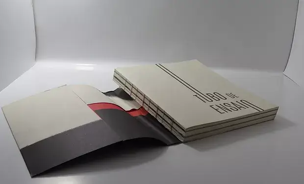 Livro com costura aparente